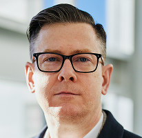 Alexander Hughes, CEO y directivo de una empresa de trading de criptomonedas, retrato.